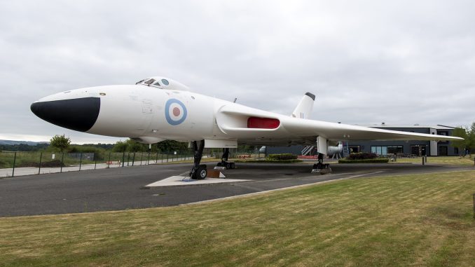 sK3_32374-32375-Avro-698-Vulcan-B2-RAF-XM603