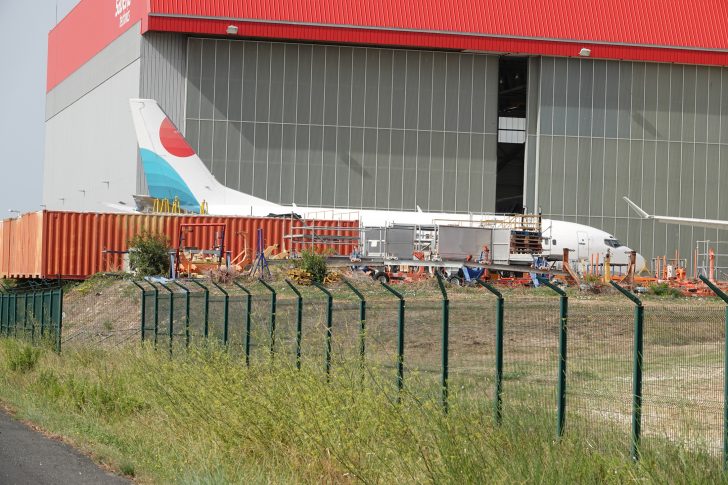 Boeing 737-330 SX-LWA Lumiwings