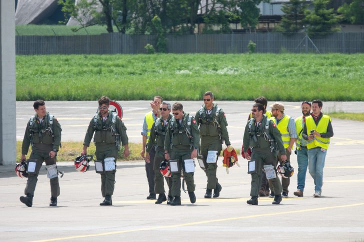 Pilots and ground crew Patrouille Suisse on their way to their Northrop F-5E Tiger II aircraft.