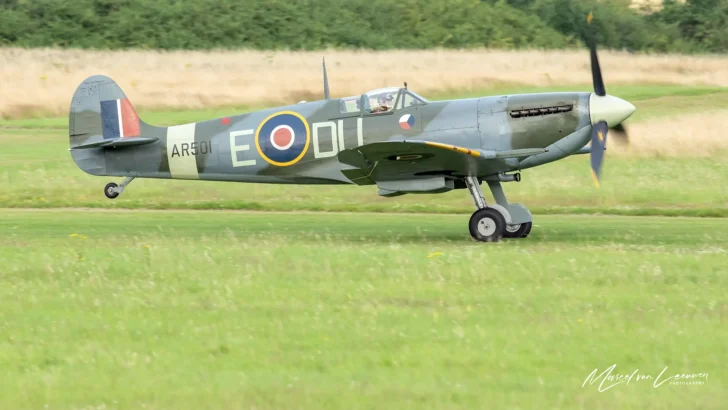 Supermarine 349 Spitfire LF5C UK air force G-AWII AR501